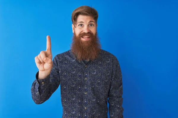 Joven Pelirrojo Irlandés Con Camisa Verano Floral Pie Sobre Fondo —  Fotos de Stock