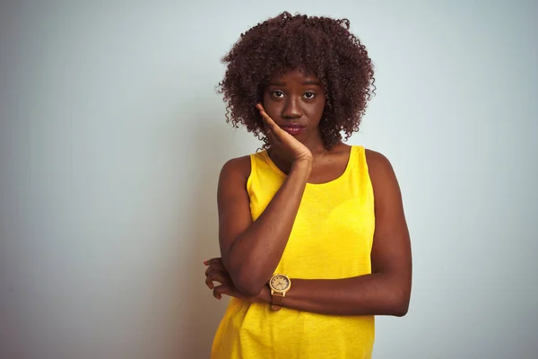 Mujer Afro Africana Joven Usando Camiseta Amarilla Sobre Fondo Blanco —  Fotos de Stock