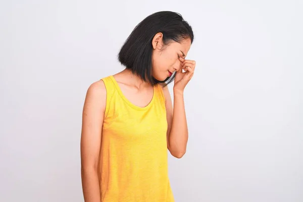 Mujer Joven China Que Usa Una Camiseta Casual Amarilla Pie —  Fotos de Stock