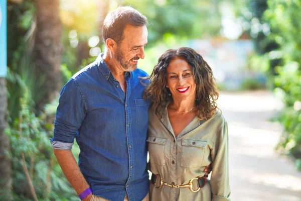 Edad Media Hermosa Pareja Sonriendo Feliz Confiado Parque Ciudad Pie —  Fotos de Stock