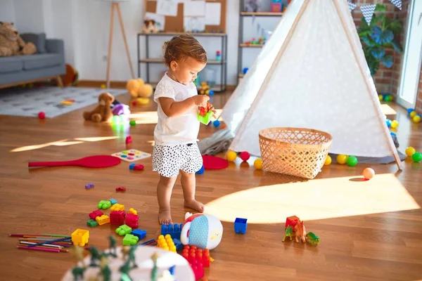 Entzückendes Kleinkind Spielt Kindergarten Mit Bauklötzen Jede Menge Spielzeug — Stockfoto