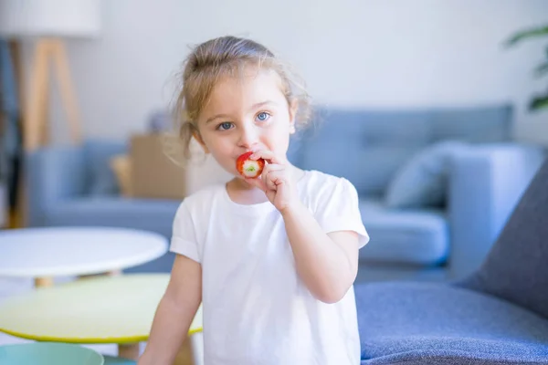 Menina Criança Bonita Comendo Morango — Fotografia de Stock