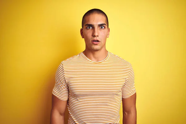 Joven Hombre Guapo Con Camiseta Rayas Sobre Fondo Aislado Amarillo —  Fotos de Stock