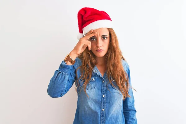 Jonge Mooie Roodharige Vrouw Draagt Kerstmuts Geïsoleerde Achtergrond Bezorgd Gestrest — Stockfoto
