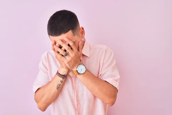 Jonge Knappe Man Met Een Roze Shirt Een Geïsoleerde Achtergrond — Stockfoto