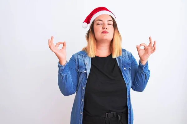 Jonge Mooie Vrouw Draagt Kerstman Hoed Staan Geïsoleerde Witte Achtergrond — Stockfoto