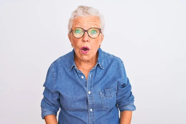 Senior Gråhårig Kvinna Bär Jeans Skjorta Och Glasögon Över Isolerad — Stockfoto