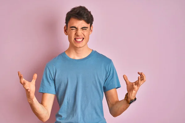 Teenie Junge Lässigem Shirt Vor Blauem Hintergrund Der Verrückt Und — Stockfoto