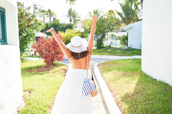 Jovem Mulher Bonita Casas Brancas Aldeia Andando Nas Ruas Dia — Fotografia de Stock