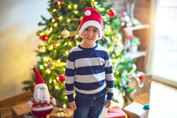 Adorable Niño Sonriendo Feliz Confiado Pie Con Sombrero Santa Claus —  Fotos de Stock