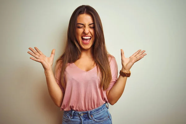 Junge Schöne Frau Lässigem Shirt Vor Isoliertem Weißem Hintergrund Die — Stockfoto