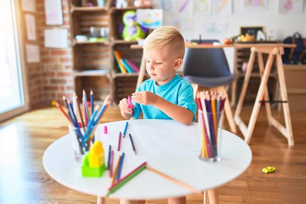 Niño Caucásico Joven Jugando Dibujo Del Jardín Infantes Con Lápices — Foto de Stock