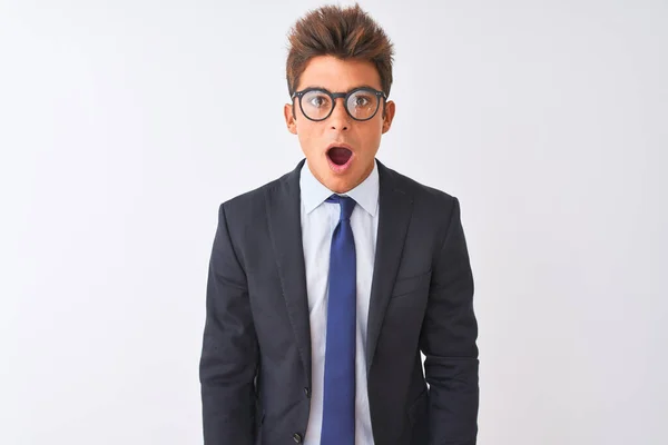 Joven Hombre Negocios Guapo Con Traje Gafas Sobre Fondo Blanco —  Fotos de Stock