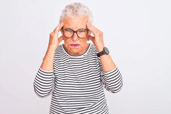 Senior Mulher Cabelos Grisalhos Vestindo Listrado Marinho Shirt Óculos Sobre — Fotografia de Stock