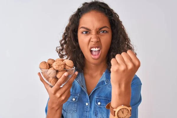 Mujer Brasileña Joven Sosteniendo Tazón Con Nueces Pie Sobre Fondo — Foto de Stock