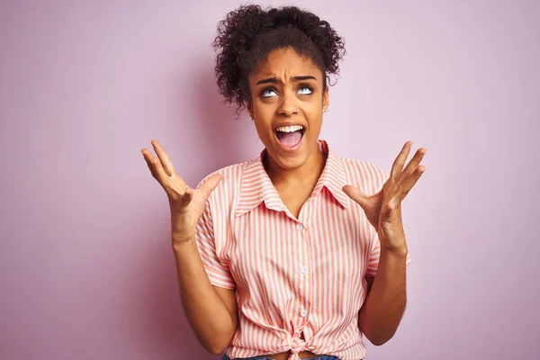 Afro Amerikaanse Vrouw Draagt Casual Gestreepte Shirt Staan Geïsoleerde Roze — Stockfoto