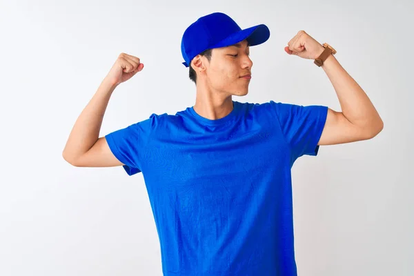 Chinese Bezorger Met Blauw Shirt Pet Een Geïsoleerde Witte Achtergrond — Stockfoto