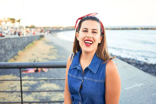 Wanita Cantik Tersenyum Bahagia Menikmati Liburan Musim Panas Pantai — Stok Foto