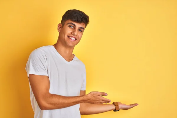 Joven Hombre Indio Con Camiseta Blanca Pie Sobre Fondo Amarillo — Foto de Stock