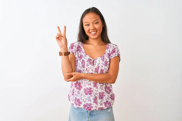 Junge Chinesin Lässigem Floralem Shirt Vor Isoliertem Weißem Hintergrund Lächelnd — Stockfoto