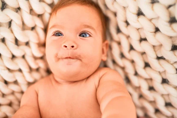 快適な赤ちゃんの毛布の上にソファの上に自宅で幸せな笑みを浮かべて横たわっ 顔に笑顔で新生児はリラックスして休む快適な — ストック写真
