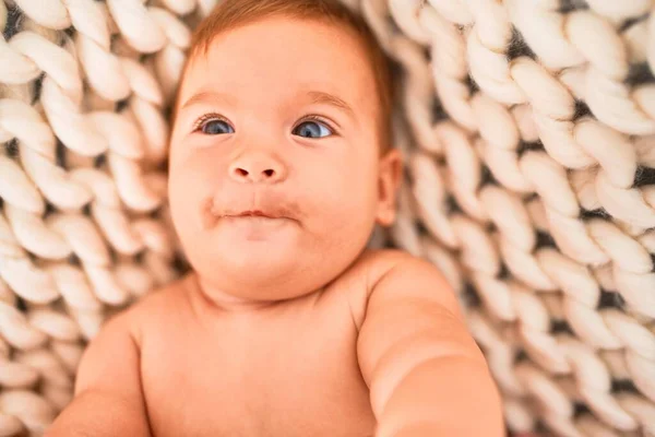 Adorable Bébé Couché Sur Couverture Sur Canapé Souriant Heureux Maison — Photo