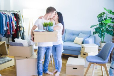 Karton kutuların etrafındaki yeni evde güzel bir çift.