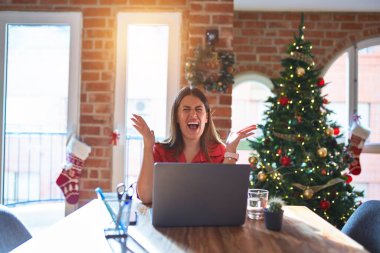 Güzel bir kadın evinde dizüstü bilgisayarla oturmuş Noel ağacının etrafında başarıyı kutluyor. Kollarını kaldırmış, gözlerini kapatmış heyecanla haykırıyor. Kazanan konsept
