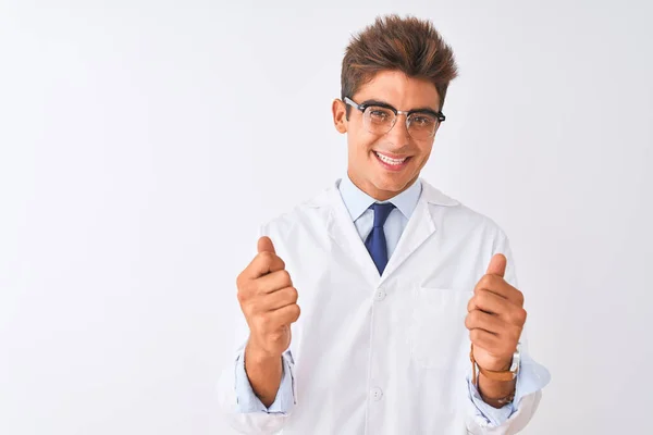 年轻英俊的科学家 戴着眼镜 披着外套 站在孤独的白人背景上 手拉手做手势 要求发工资 做百万富翁的生意 — 图库照片