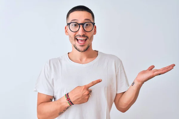 Young Handsome Man Wearing Glasses Standing Isolated Background Amazed Smiling — Stock Photo, Image