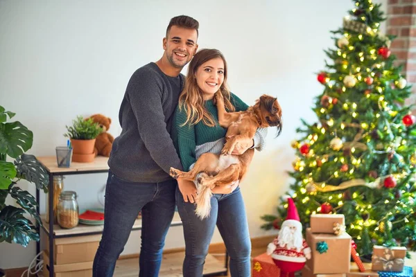 Jeune Beau Couple Tenant Chien Souriant Heureux Confiant Debout Câlins — Photo