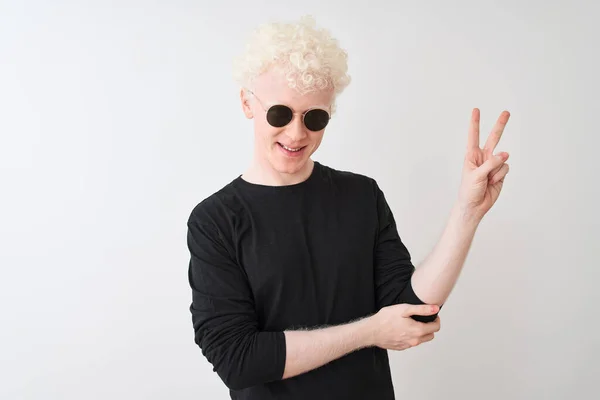 Ung Albinomann Med Svart Skjorte Solfylt Står Isolert Hvit Bakgrunn – stockfoto