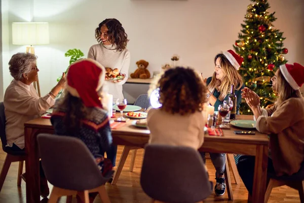 Bellissimo Gruppo Donne Sorridenti Felici Fiduciosi Mostrando Tacchino Arrosto Che — Foto Stock