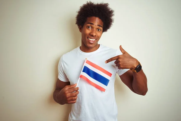 Νεαρός Αφρο Αμερικανός Άνδρας Που Κρατά Σημαία Της Ταϊλάνδης Στέκεται — Φωτογραφία Αρχείου