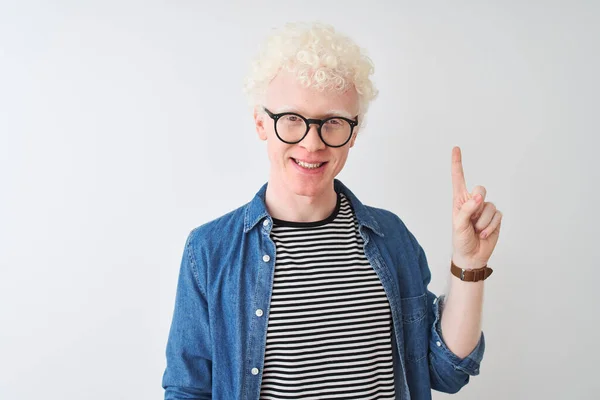 Ung Albino Blond Mand Iført Denim Skjorte Briller Isoleret Hvid - Stock-foto