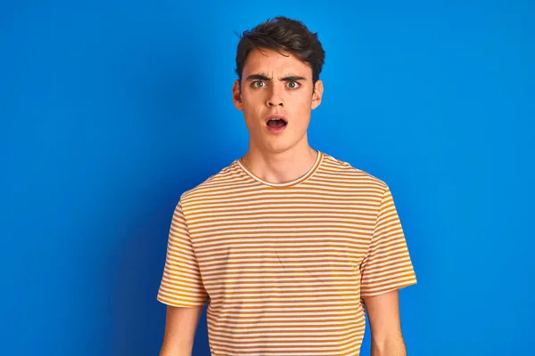 Teenager Junge Lässigem Shirt Vor Blauem Isoliertem Hintergrund Ängstlich Und — Stockfoto