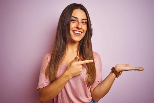 Joven Hermosa Mujer Con Camiseta Pie Sobre Fondo Rosa Aislado —  Fotos de Stock