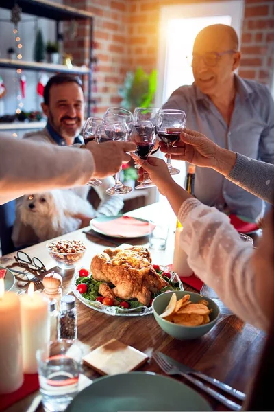 伝統的な料理と装飾でクリスマスの前夜を祝う家で家族や友人の食事 ワインのグラスで最高の願いを込めてトーストを作ります — ストック写真