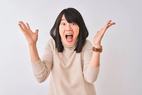 Jonge Mooie Chinese Vrouw Dragen Coltrui Geïsoleerde Witte Achtergrond Vieren — Stockfoto