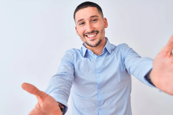 Giovane Uomo Affari Bello Piedi Sfondo Isolato Guardando Fotocamera Sorridente — Foto Stock