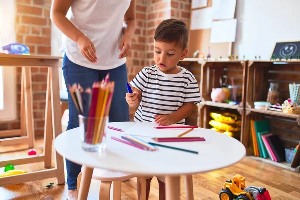 Mooie Leraar Peuter Jongen Tekening Tekenen Met Behulp Van Gekleurde — Stockfoto