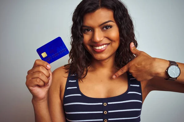 Transseksuele Transgender Klant Vrouw Houden Credit Card Geïsoleerde Witte Achtergrond — Stockfoto