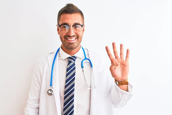 Jovem Homem Bonito Médico Vestindo Estetoscópio Sobre Fundo Isolado Mostrando — Fotografia de Stock