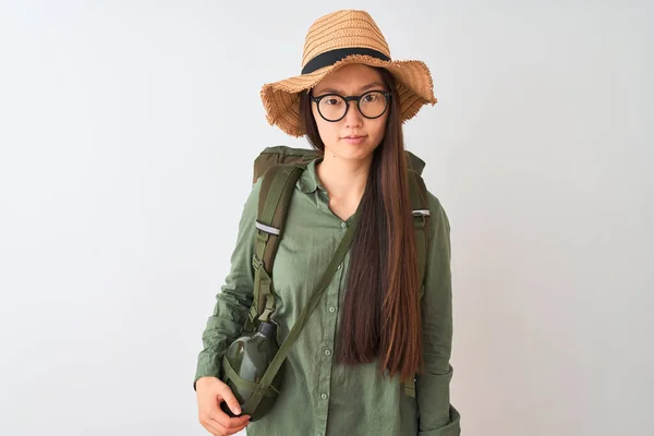 Mulher Chinesa Caminhante Vestindo Chapéu Cantina Óculos Mochila Sobre Fundo — Fotografia de Stock