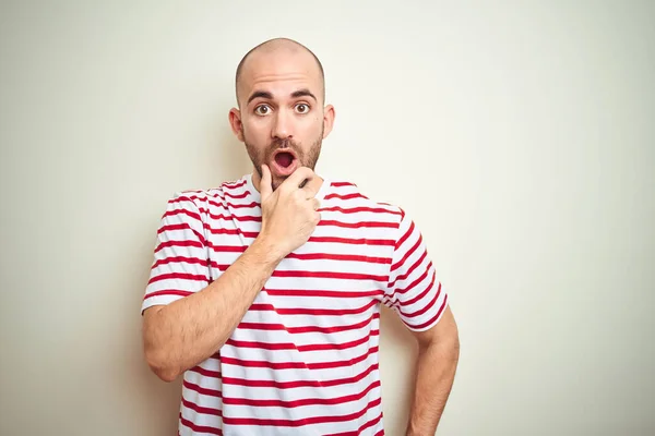 Jeune Homme Chauve Barbe Portant Shirt Rouge Rayé Décontracté Sur — Photo