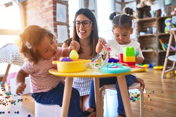 Young Beautiful Teacher Toddlers Playing Meals Using Plastic Food Cutlery — Stock Photo, Image