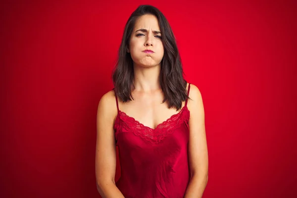 Ung Vacker Kvinna Bär Sexiga Underkläder Över Röd Isolerad Bakgrund — Stockfoto