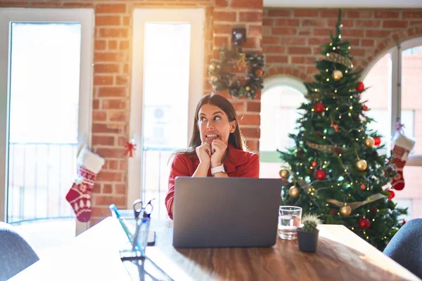 Krásná Žena Sedí Stolu Pracuje Notebookem Doma Kolem Vánočního Stromečku — Stock fotografie