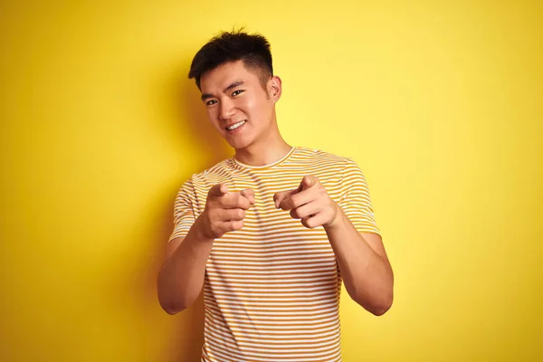 Mladý Asijský Číňan Tričku Stojící Nad Izolovaným Žlutým Pozadím Ukazující — Stock fotografie