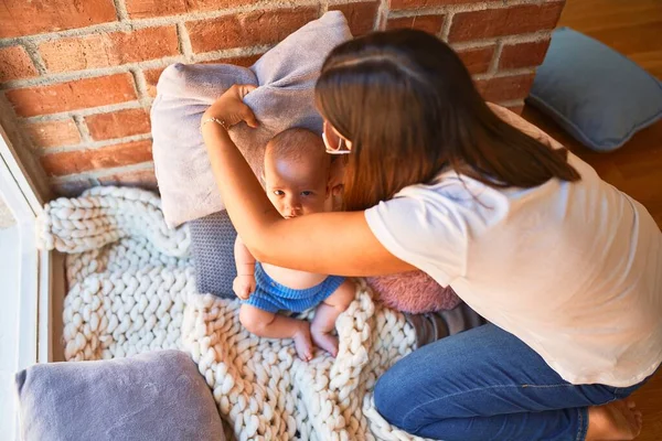 Genç Güzel Bir Kadın Bebeği Evdeki Battaniyenin Üzerinde Yerde Yatıyor — Stok fotoğraf